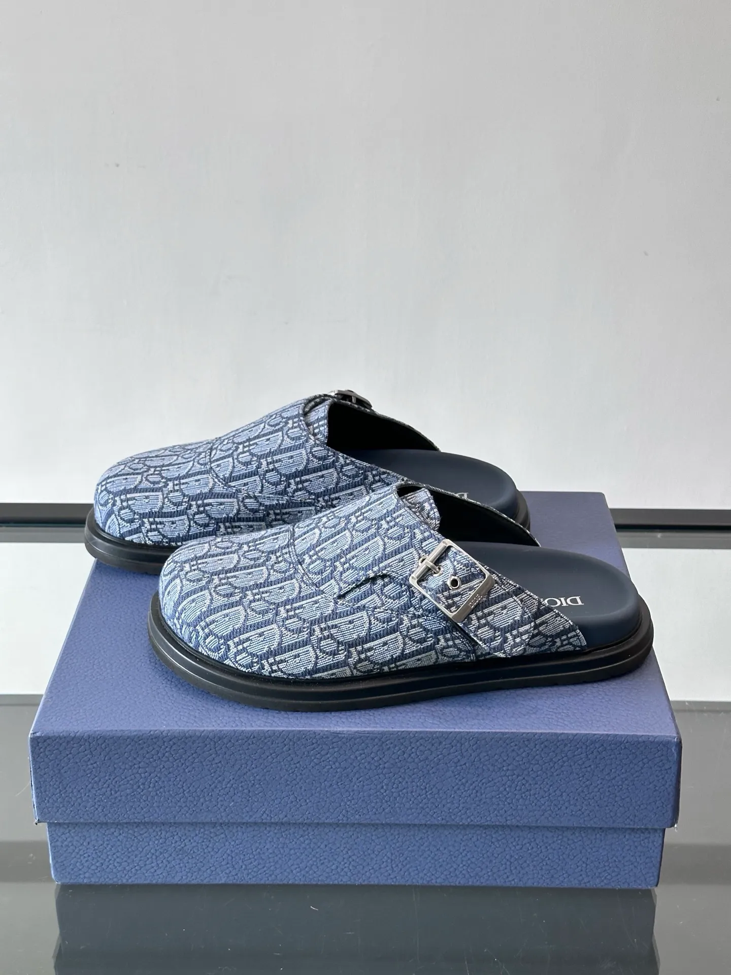 p340 "Dio＊" Brand new mules are available. I think cap-toe mules are really cool for boys. They are Dior's most classic oblique print and are fashionable and comfortable. These Dior Aqua mules combine modern style and classic design. Beige and black Oblique printed fabric upper with adjustable straps and a metal-clad copper alloy Dior buckle for added style. Paired with black leather, rubber and EVA notch soles, they can be easily paired with a variety of casual outfits. size: 38-45 (45 customized)